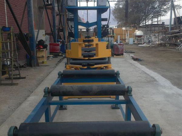 Poste de travail combiné à poutre en H pour le soudage et le redressage d'assemblage