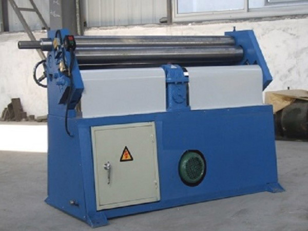 Machine à rouler les tôles asymétriques à trois rouleaux mécaniques