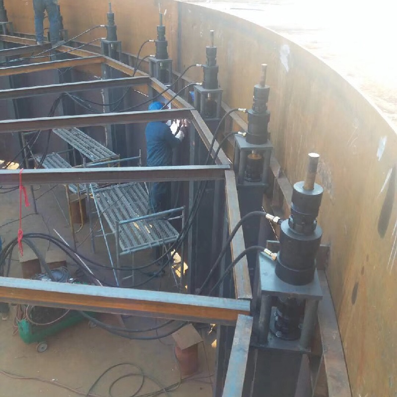 Système simple de levage de réservoir de haut en bas pour la construction de réservoirs