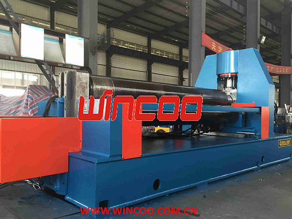 Machine à rouler les plaques hydrauliques symétriques à trois rouleaux