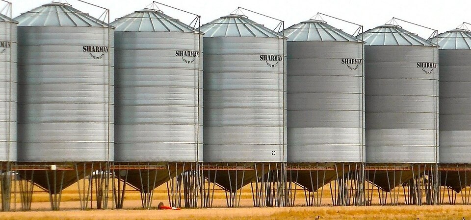 Hydraulic jacking system for tank